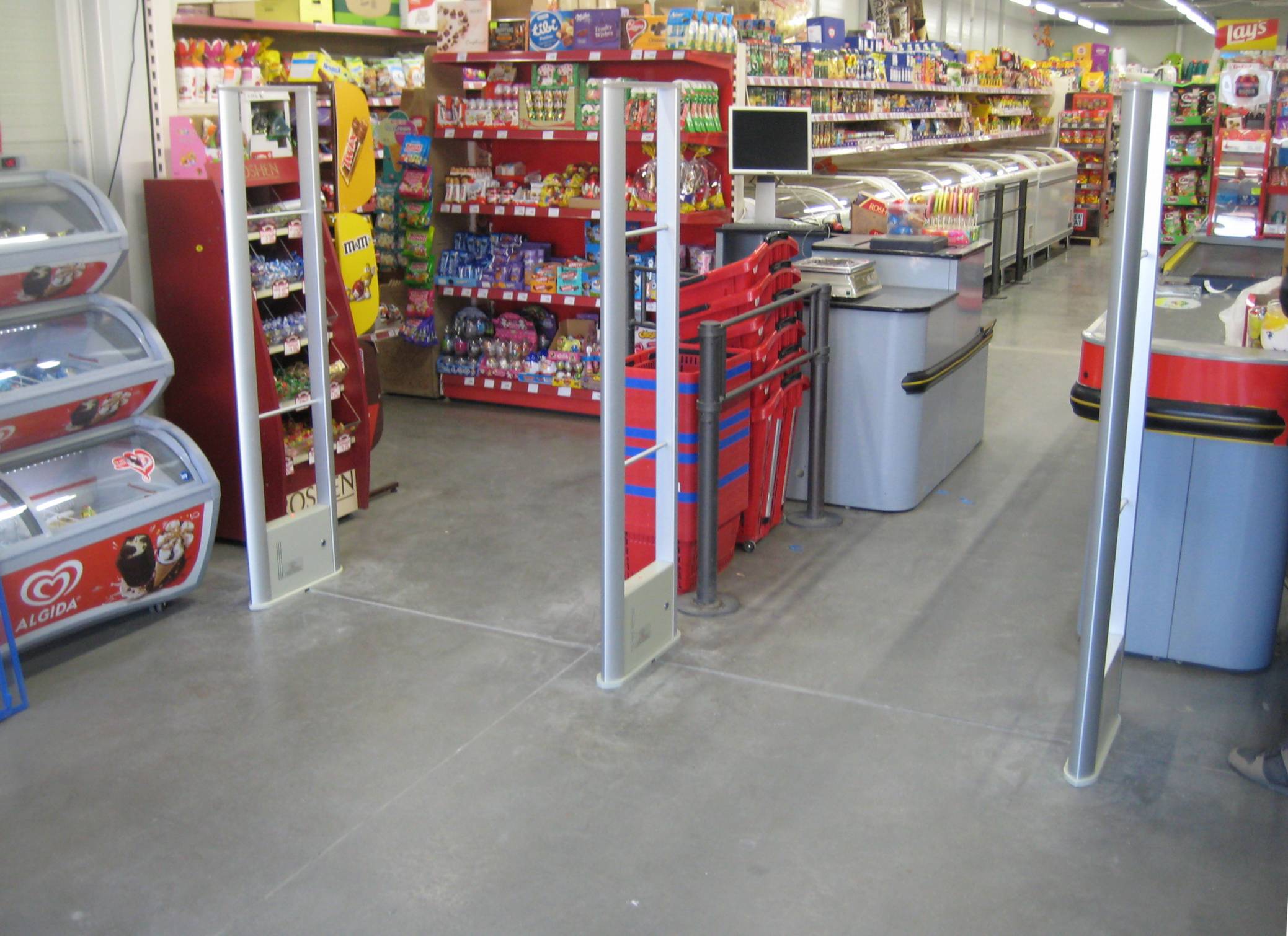 porti antifurt cu etichete antifurt in magazin retail