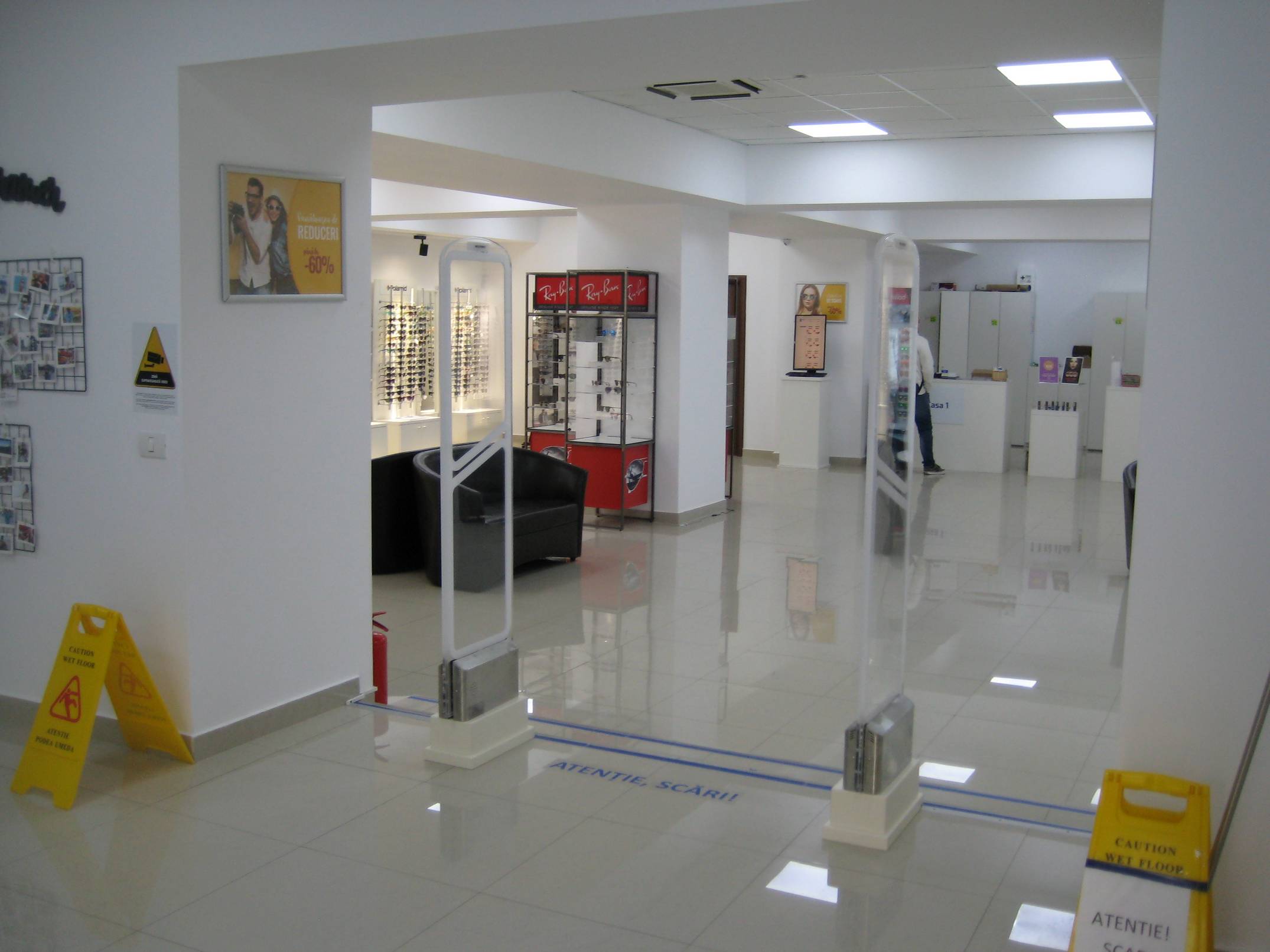 porti antifurt cu etichete antifurt in magazin retail