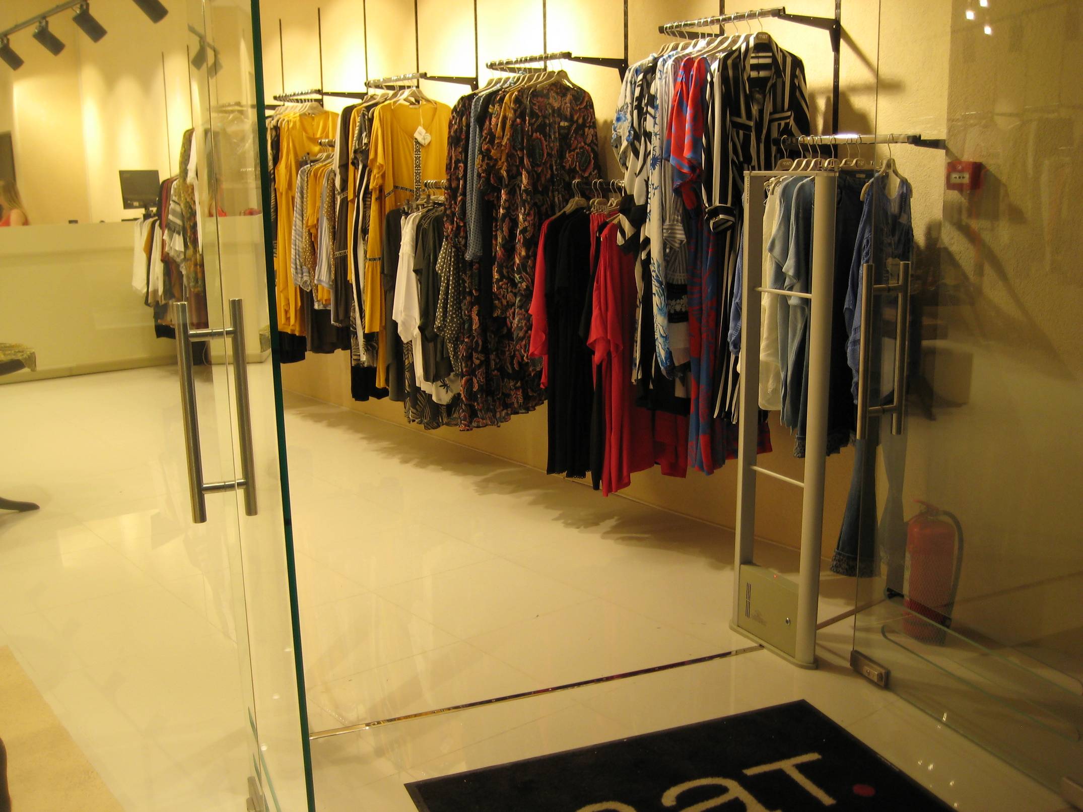 Porti antifurt cu etichete antifurt pentru magazin.