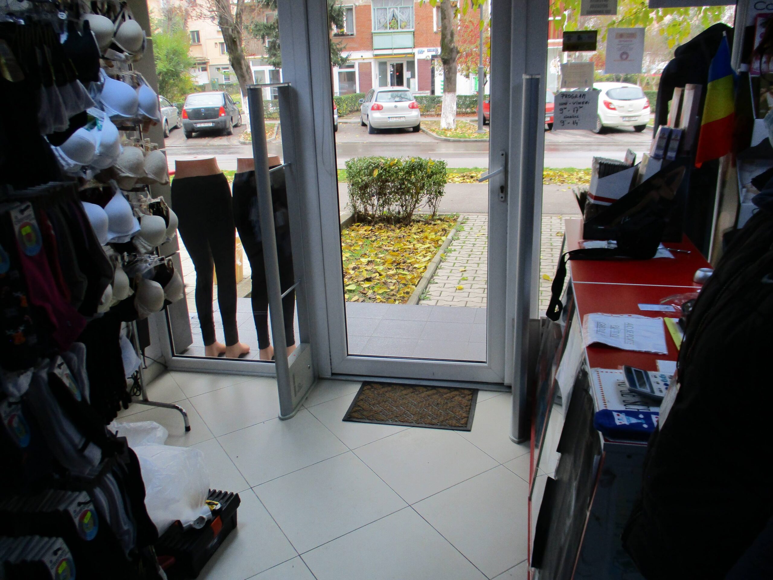 porti antifurt cu etichete antifurt in magazin retail