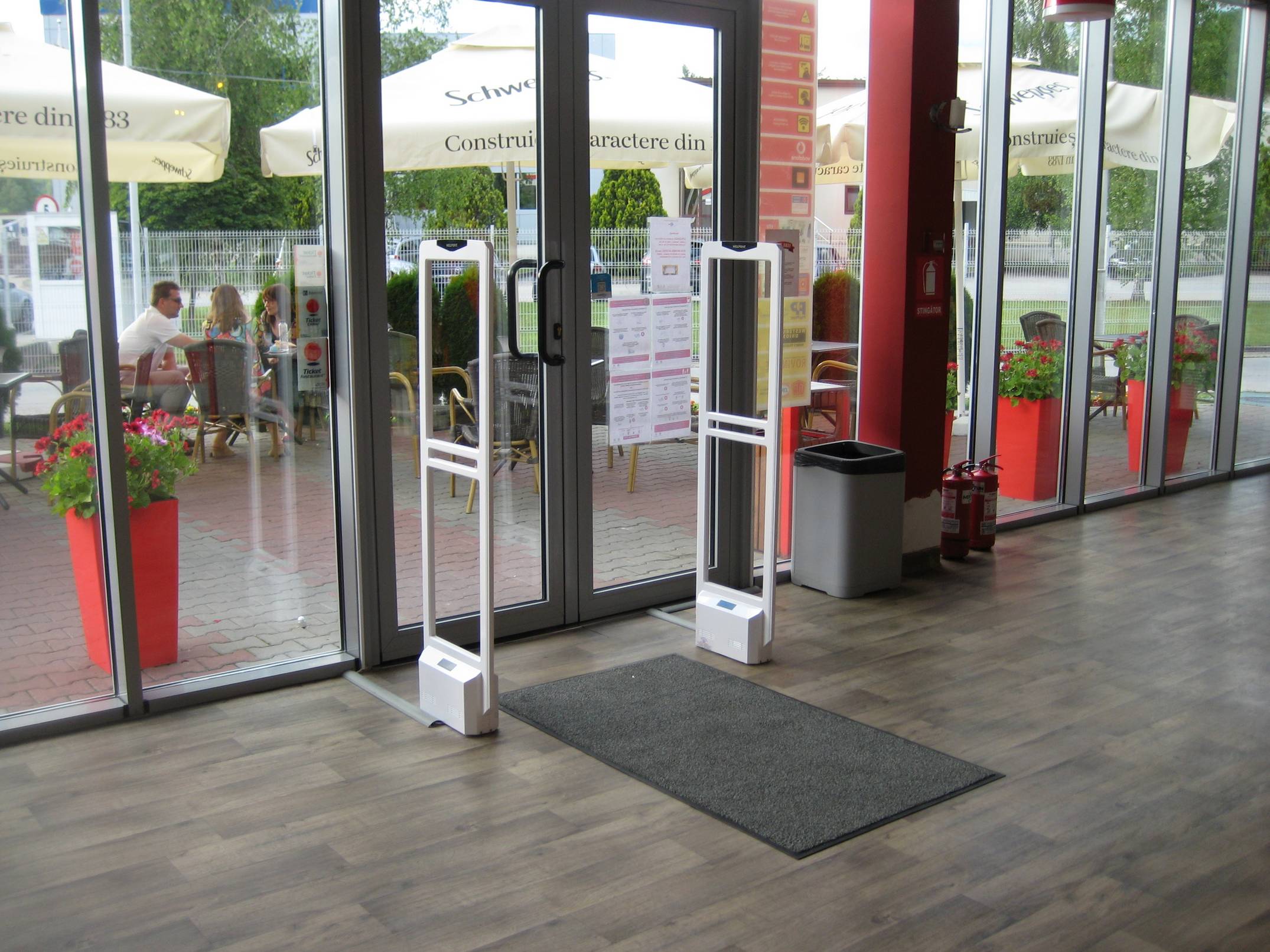 porti antifurt cu etichete antifurt in magazin retail